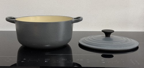 Creuset signature cast - le, iron